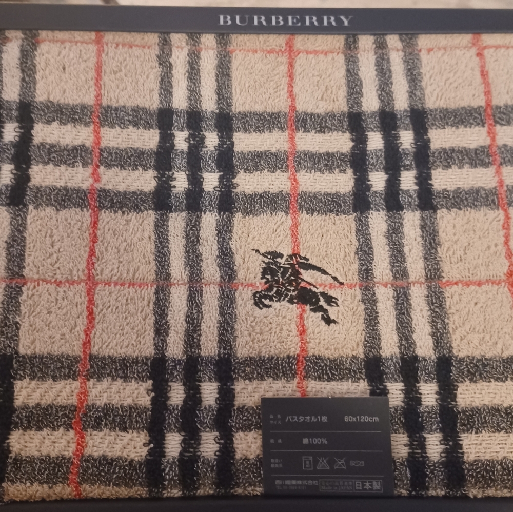 BURBERRY TRADITIONAL PLAID BATH TOWEL NWT IN BOX - Picture 4 of 4